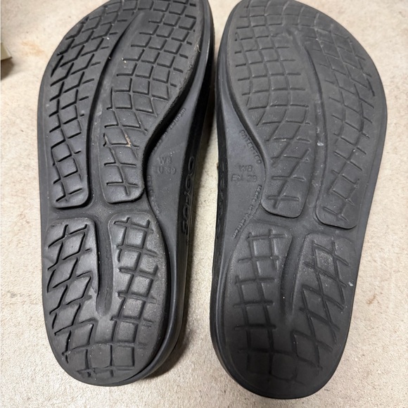 OOFOS Women's Black and Red Sandals Collection - Picture 10 of 11